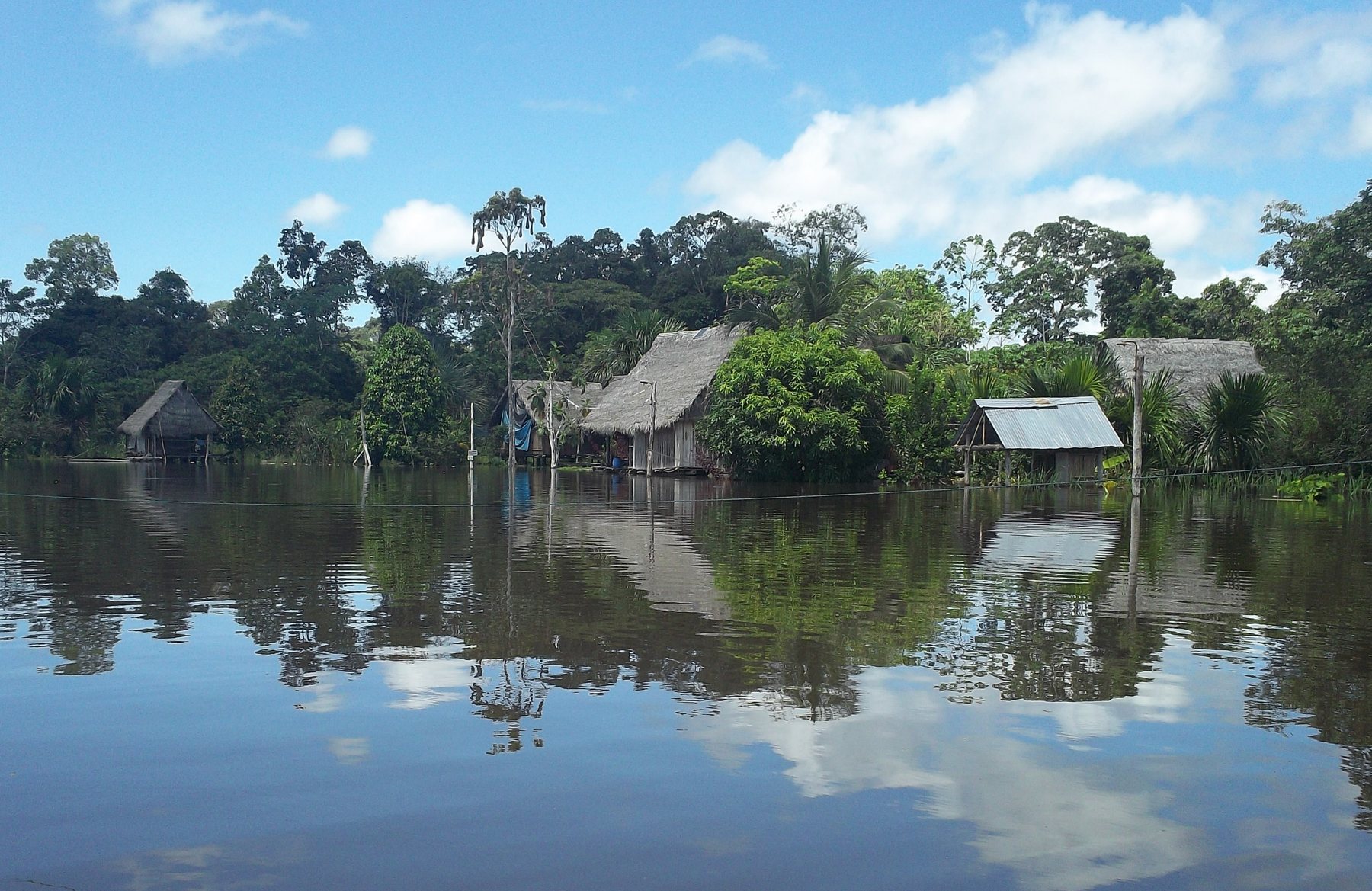 Construction en bois au bord de l’eau, issue du site Samsara